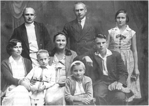 Брати Олександр і Юрій Вороні з родинами, 1936 р